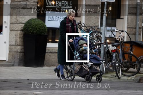 Amsterdam 2 december 2020
Kimberly Klaver met zoontje aan de wandel.