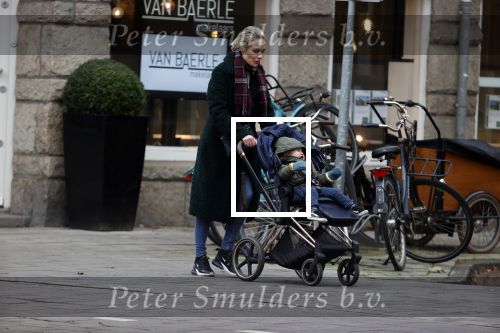 Amsterdam 2 december 2020
Kimberly Klaver met zoontje aan de wandel.