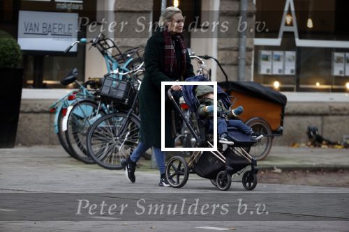 Amsterdam 2 december 2020
Kimberly Klaver met zoontje aan de wandel.