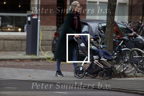 Amsterdam 2 december 2020
Kimberly Klaver met zoontje aan de wandel.