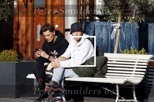 Amsterdam 23 november 2020
Koen Kardashian met een kennis op een bankje in de zon