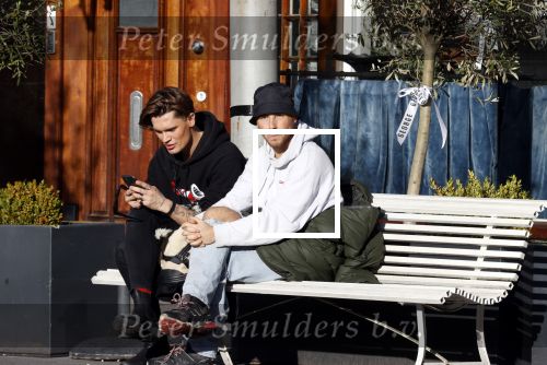 Amsterdam 23 november 2020
Koen Kardashian met een kennis op een bankje in de zon