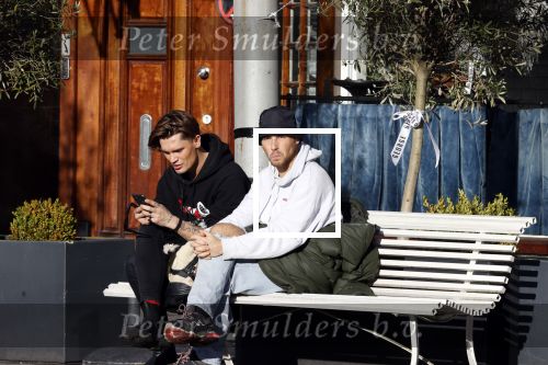 Amsterdam 23 november 2020
Koen Kardashian met een kennis op een bankje in de zon