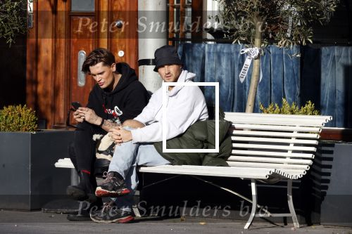 Amsterdam 23 november 2020
Koen Kardashian met een kennis op een bankje in de zon