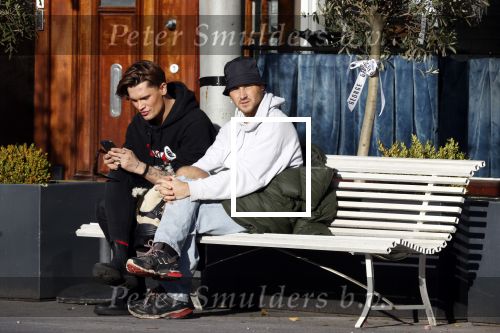 Amsterdam 23 november 2020
Koen Kardashian met een kennis op een bankje in de zon