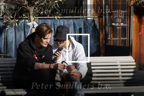 Amsterdam 23 november 2020
Koen Kardashian met een kennis op een bankje in de zon