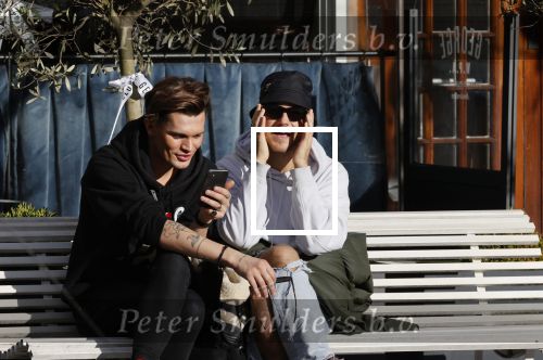 Amsterdam 23 november 2020
Koen Kardashian met een kennis op een bankje in de zon
