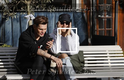 Amsterdam 23 november 2020
Koen Kardashian met een kennis op een bankje in de zon
