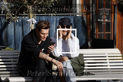 Amsterdam 23 november 2020
Koen Kardashian met een kennis op een bankje in de zon