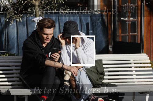 Amsterdam 23 november 2020
Koen Kardashian met een kennis op een bankje in de zon