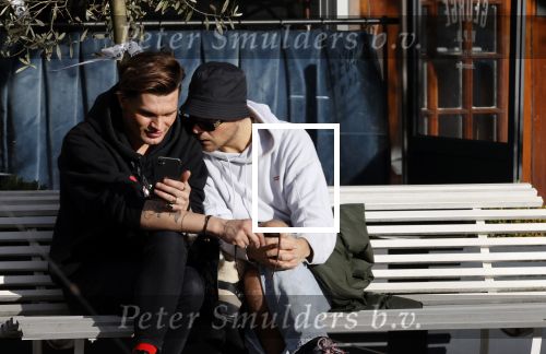 Amsterdam 23 november 2020
Koen Kardashian met een kennis op een bankje in de zon