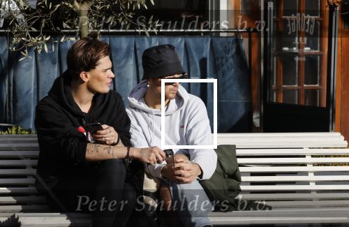 Amsterdam 23 november 2020
Koen Kardashian met een kennis op een bankje in de zon