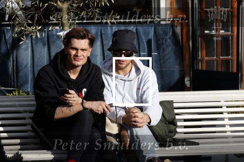 Amsterdam 23 november 2020
Koen Kardashian met een kennis op een bankje in de zon