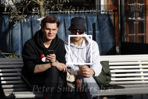Amsterdam 23 november 2020
Koen Kardashian met een kennis op een bankje in de zon