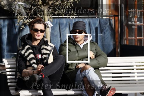 Amsterdam 23 november 2020
Koen Kardashian met een kennis op een bankje in de zon