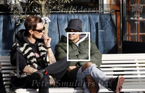 Amsterdam 23 november 2020
Koen Kardashian met een kennis op een bankje in de zon