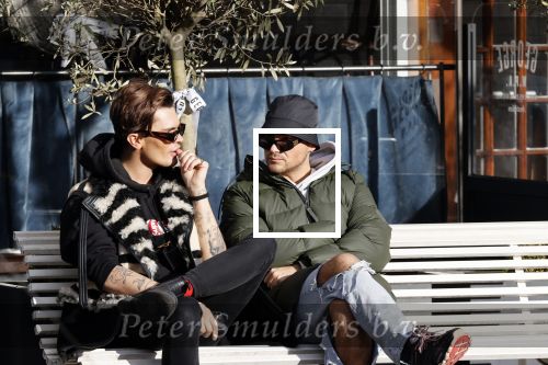 Amsterdam 23 november 2020
Koen Kardashian met een kennis op een bankje in de zon