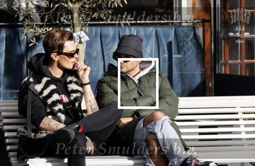 Amsterdam 23 november 2020
Koen Kardashian met een kennis op een bankje in de zon