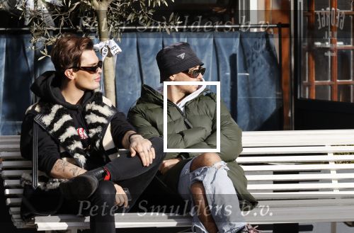 Amsterdam 23 november 2020
Koen Kardashian met een kennis op een bankje in de zon