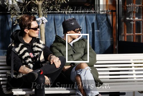 Amsterdam 23 november 2020
Koen Kardashian met een kennis op een bankje in de zon