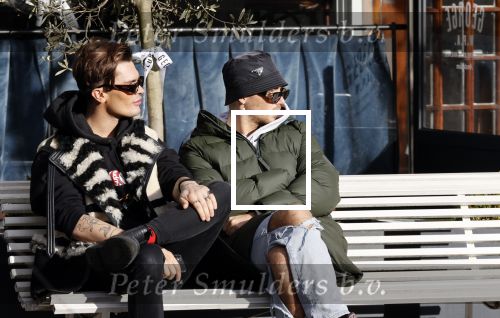 Amsterdam 23 november 2020
Koen Kardashian met een kennis op een bankje in de zon