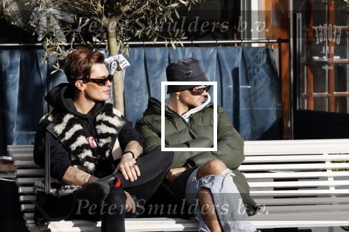 Amsterdam 23 november 2020
Koen Kardashian met een kennis op een bankje in de zon
