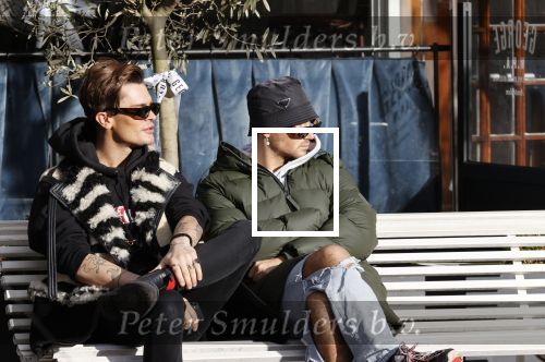 Amsterdam 23 november 2020
Koen Kardashian met een kennis op een bankje in de zon