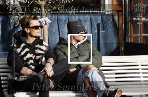 Amsterdam 23 november 2020
Koen Kardashian met een kennis op een bankje in de zon