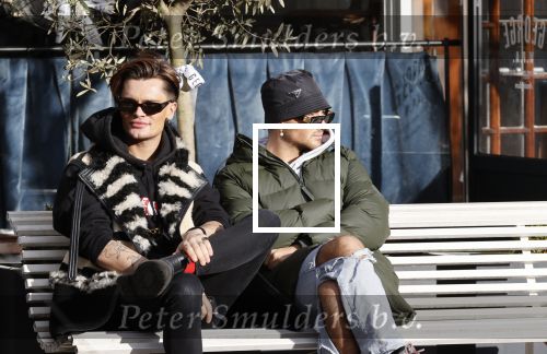 Amsterdam 23 november 2020
Koen Kardashian met een kennis op een bankje in de zon