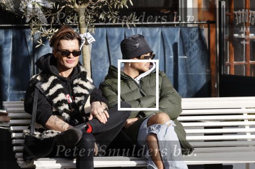Amsterdam 23 november 2020
Koen Kardashian met een kennis op een bankje in de zon