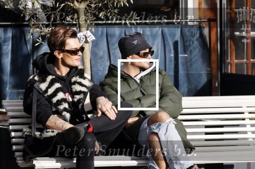 Amsterdam 23 november 2020
Koen Kardashian met een kennis op een bankje in de zon