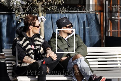 Amsterdam 23 november 2020
Koen Kardashian met een kennis op een bankje in de zon