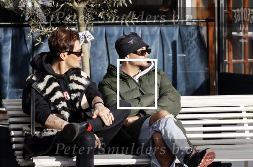 Amsterdam 23 november 2020
Koen Kardashian met een kennis op een bankje in de zon