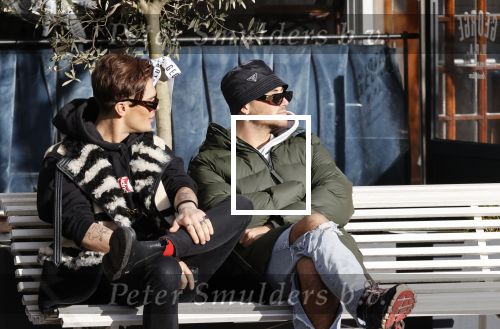 Amsterdam 23 november 2020
Koen Kardashian met een kennis op een bankje in de zon