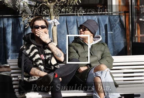 Amsterdam 23 november 2020
Koen Kardashian met een kennis op een bankje in de zon
