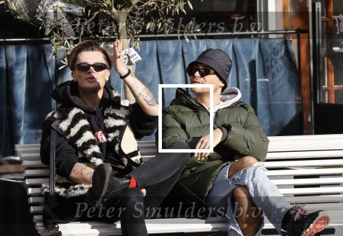 Amsterdam 23 november 2020
Koen Kardashian met een kennis op een bankje in de zon
