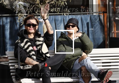 Amsterdam 23 november 2020
Koen Kardashian met een kennis op een bankje in de zon