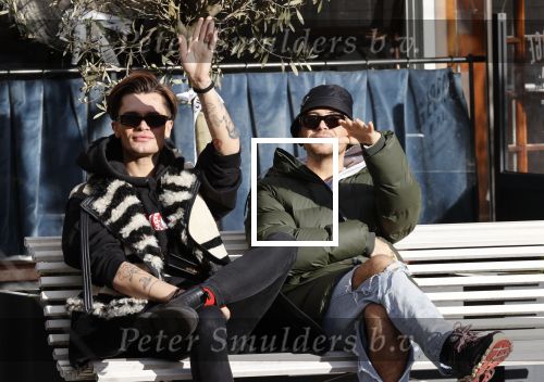 Amsterdam 23 november 2020
Koen Kardashian met een kennis op een bankje in de zon