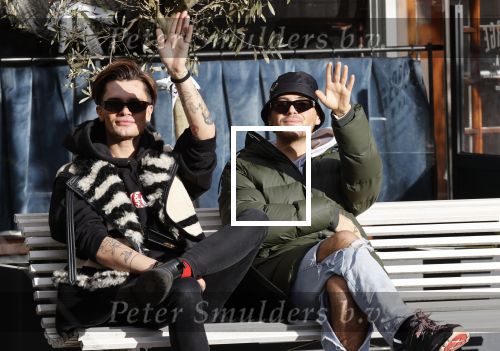 Amsterdam 23 november 2020
Koen Kardashian met een kennis op een bankje in de zon