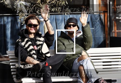 Amsterdam 23 november 2020
Koen Kardashian met een kennis op een bankje in de zon