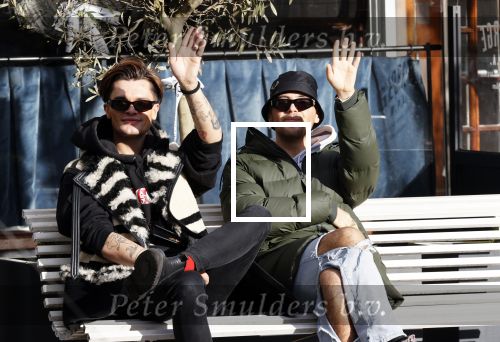 Amsterdam 23 november 2020
Koen Kardashian met een kennis op een bankje in de zon