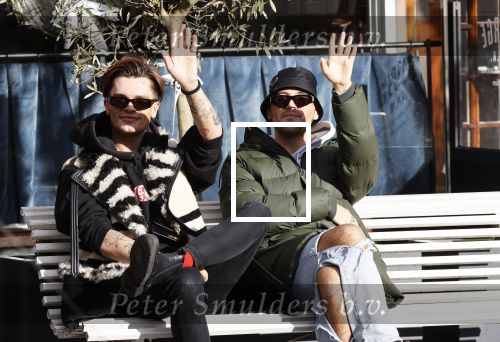 Amsterdam 23 november 2020
Koen Kardashian met een kennis op een bankje in de zon