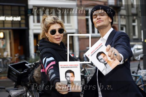 Amsterdam 12 november 2020
Koen Kardashian brengt met biro zijn boek naar vrienden. Hier is hij bij Estelle Cruijff