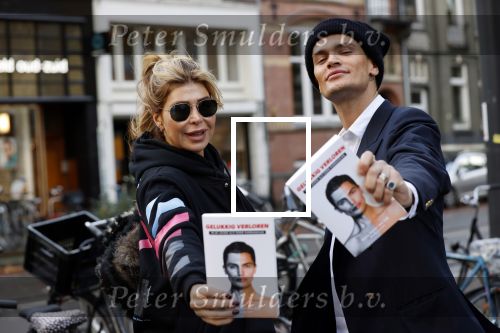 Amsterdam 12 november 2020
Koen Kardashian brengt met biro zijn boek naar vrienden. Hier is hij bij Estelle Cruijff
