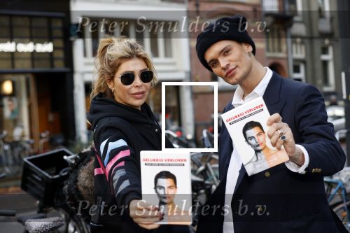 Amsterdam 12 november 2020
Koen Kardashian brengt met biro zijn boek naar vrienden. Hier is hij bij Estelle Cruijff