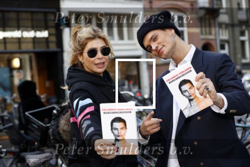 Amsterdam 12 november 2020
Koen Kardashian brengt met biro zijn boek naar vrienden. Hier is hij bij Estelle Cruijff
