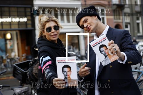 Amsterdam 12 november 2020
Koen Kardashian brengt met biro zijn boek naar vrienden. Hier is hij bij Estelle Cruijff