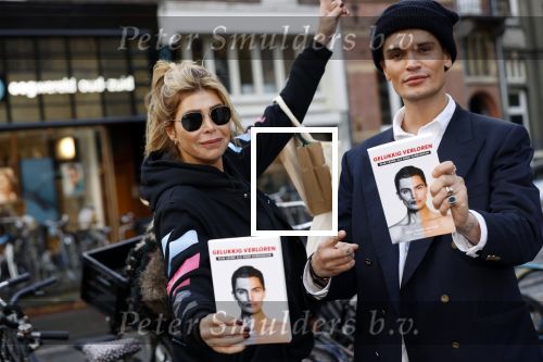 Amsterdam 12 november 2020
Koen Kardashian brengt met biro zijn boek naar vrienden. Hier is hij bij Estelle Cruijff