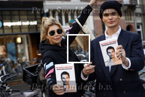 Amsterdam 12 november 2020
Koen Kardashian brengt met biro zijn boek naar vrienden. Hier is hij bij Estelle Cruijff