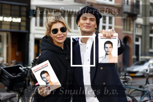 Amsterdam 12 november 2020
Koen Kardashian brengt met biro zijn boek naar vrienden. Hier is hij bij Estelle Cruijff
